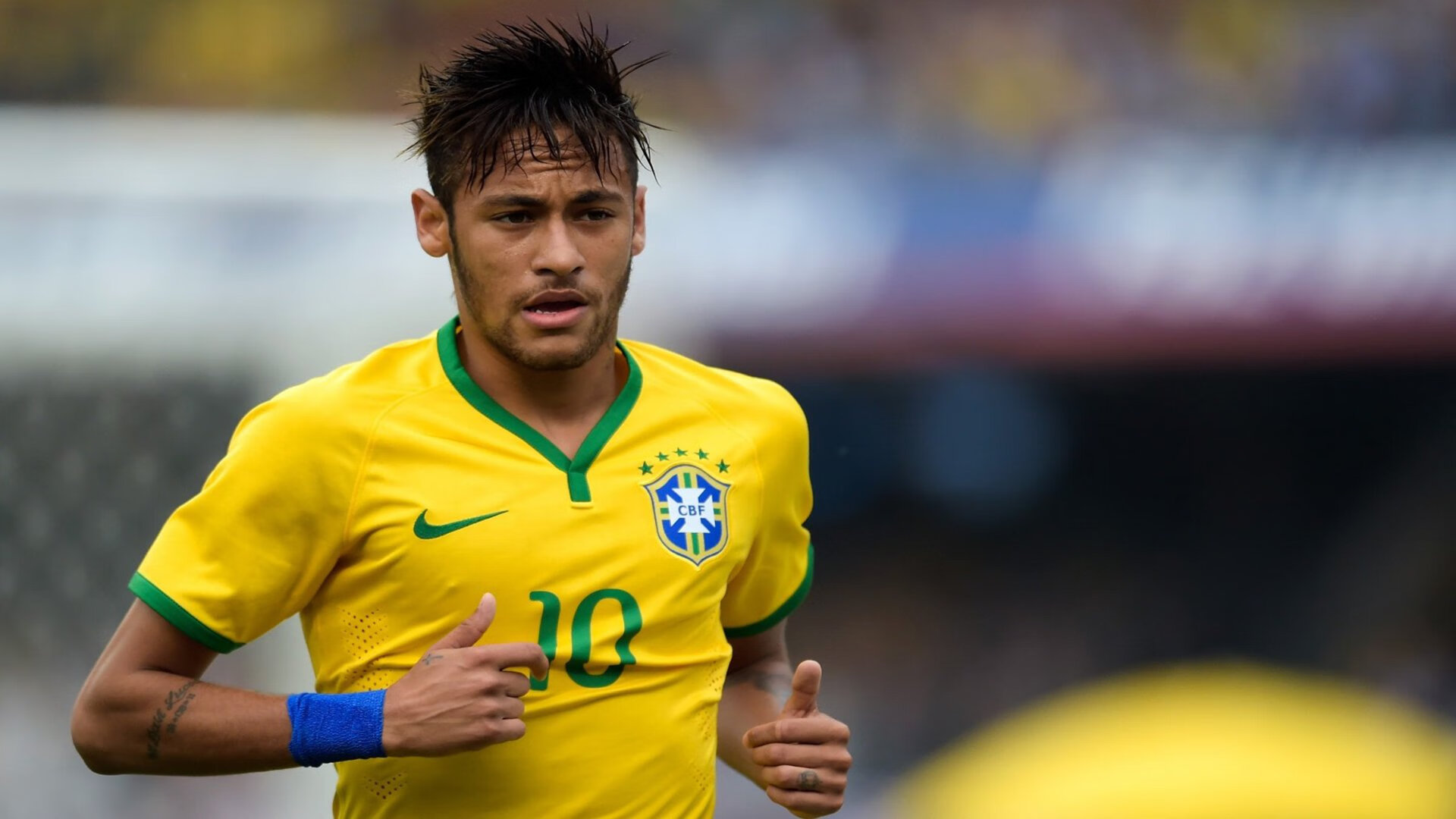 新款滑雪服设计亮点，适应极寒环境保证运动员温暖与灵活，滑雪服装