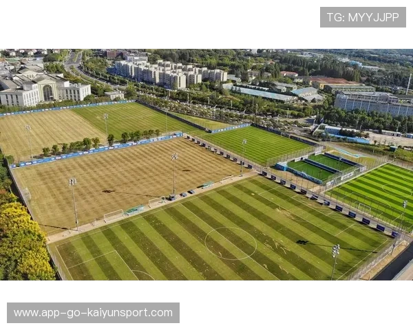 足球俱乐部训练基地对外开放日人气爆棚，足球培训基地